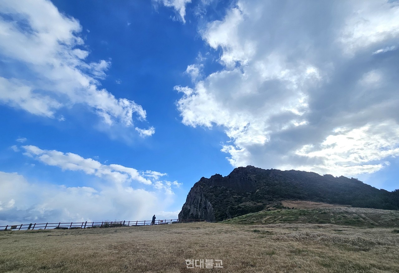 한라산과 함께 제주를 상징하는 아름답고 신령한 산, 성산일출봉. 거대한 성과 같은 그 모습에 ‘성산(城山)’, 해가 뜨는 모습이 장관이라 하여 ‘일출봉(日出峰)’이라 했다. 