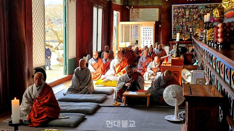 고창 선운사(주지 경우스님)가 대강백 운기당 성원대종사 열반 43주기 추모재를 봉행했다.