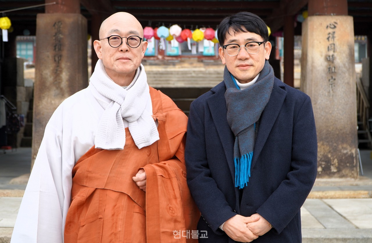 대담 후 기념촬영을 하고 있는 성효 스님과 한명우 본지 대표.