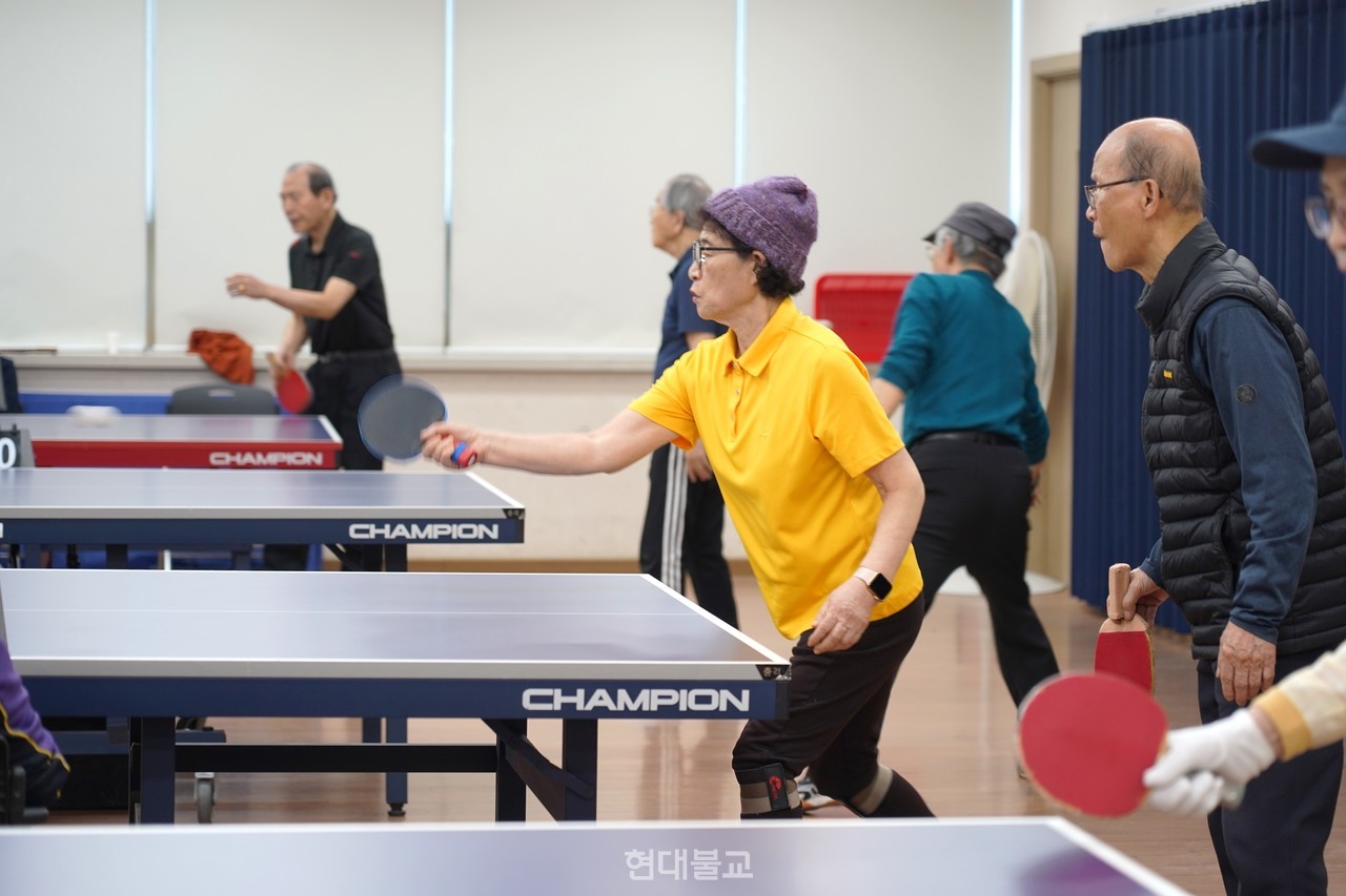 서울 중구 중림종합사회복지관(관장 이해경)은 관내에 탁구, 태극권 등 다양한 체험이 가능한 프로그램의 문을 열어 이용자들이 언제나 사용 가능하다. 사진은 취재 당일 만난 탁구교실 이용자들.