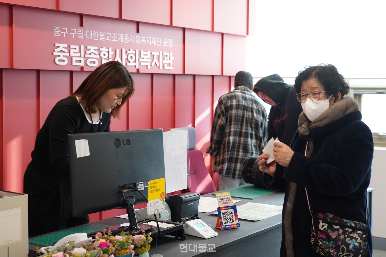 복지관 이용자들은 리모델링을 거친 복지관을 보고 "백화점 같다" "잘 꾸민 카페에 온 기분이다" 등의 호평을 쏟아냈다.