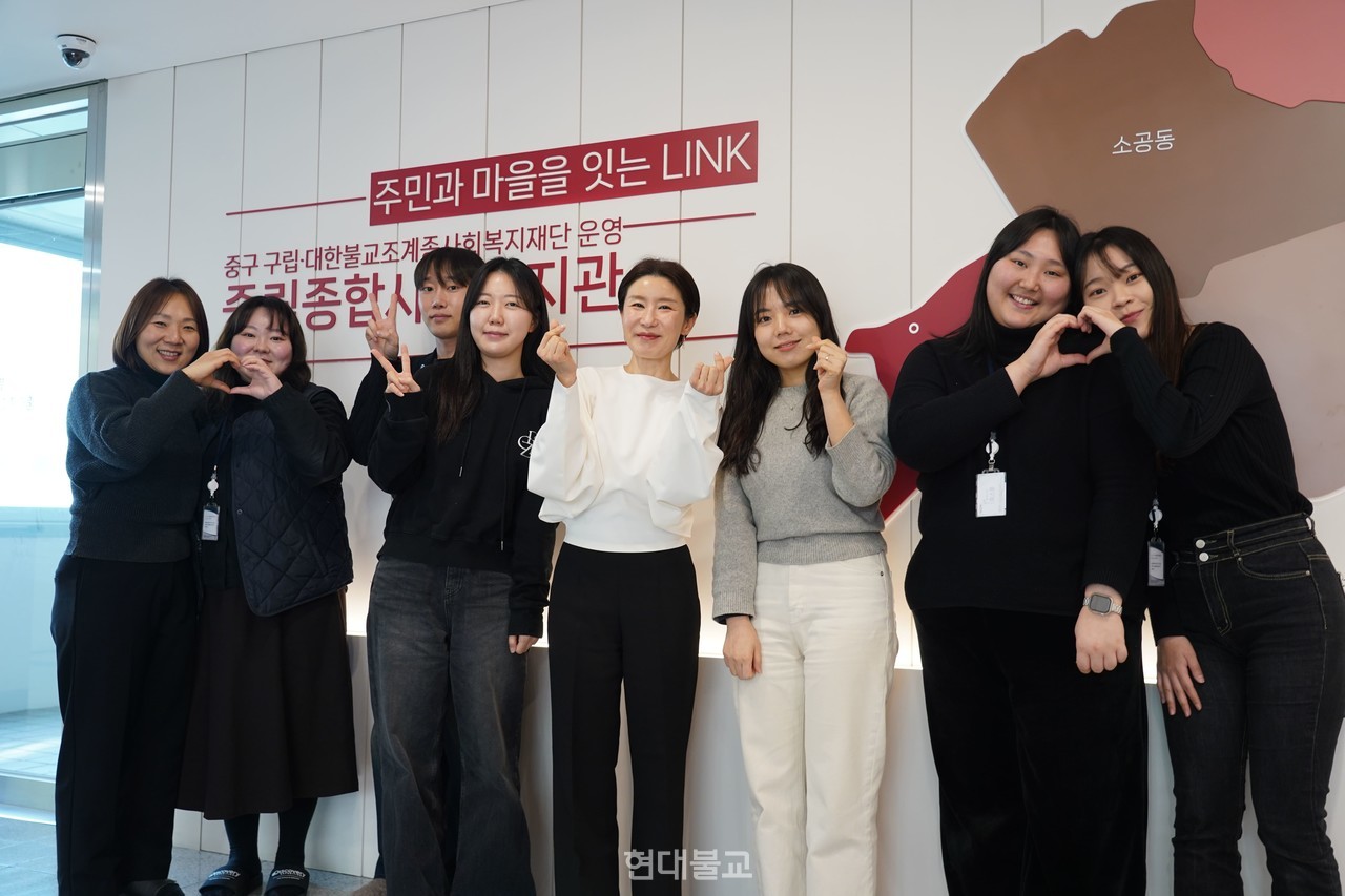 인터뷰 당일 만난 이해경 중림종합사회복지관장(가운데 흰 상의)와 사회복지사들.