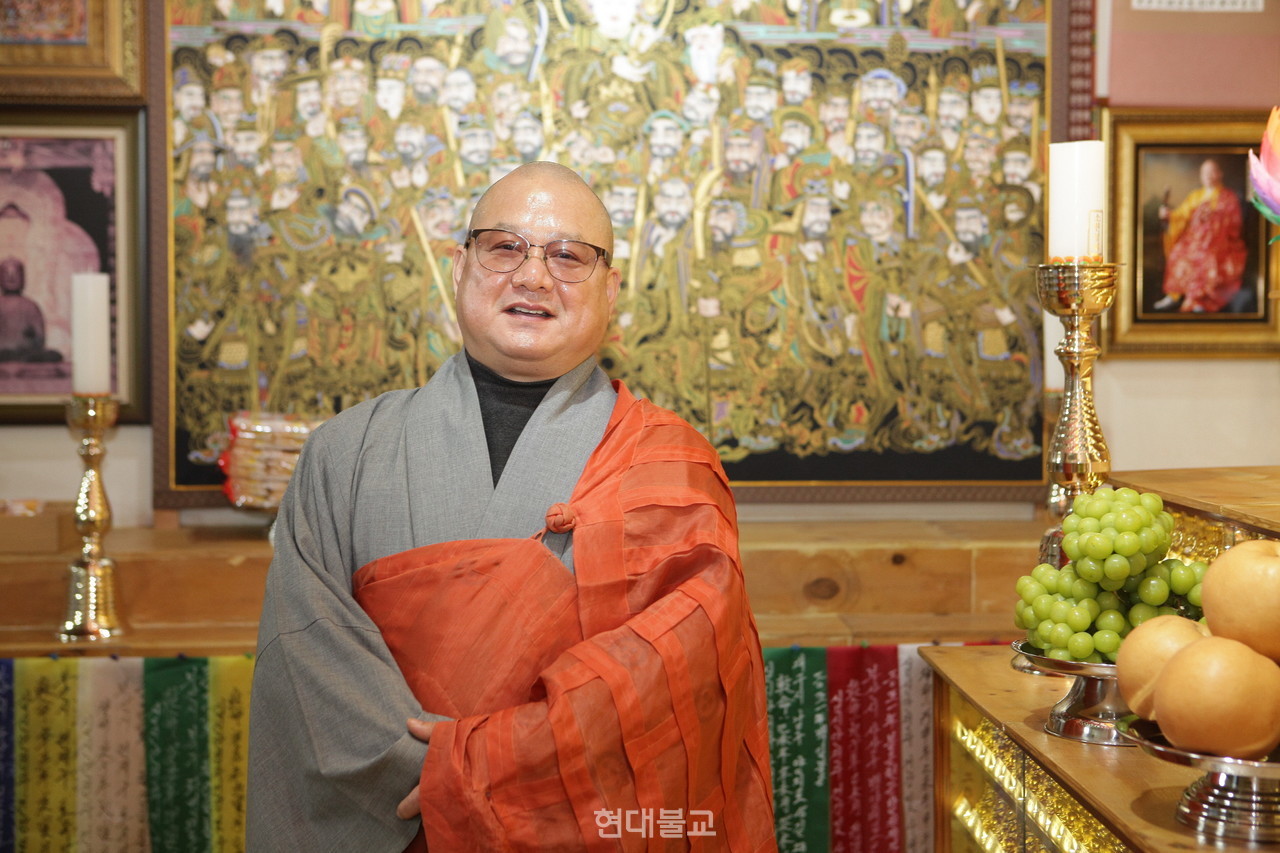 향공 스님은 1994년부터 1997년까지 지리산 관음사에서 수행했으며, 군산 영봉사 및 순천 선암사에서 포교활동에 앞장서왔다. 2000년부터 2010년까지 대성암에서 자비나눔을 실천했으며 2010년부터 현재까지는 견강암 주지 및 사단법인 부산정각원 이사장으로 활동하고 있다. 동국대학교에서 학사 과정을 수료하고, 위덕대학교에서 석·박사 과정을 마쳤다. 사회적 공헌을 인정받아 2020년 10월 21일 부산경찰청장으로부터 감사장을 받았으며, 2022년 9월 5일에는 부산광역시장으로부터 모범선행시민상을 수상했다. 