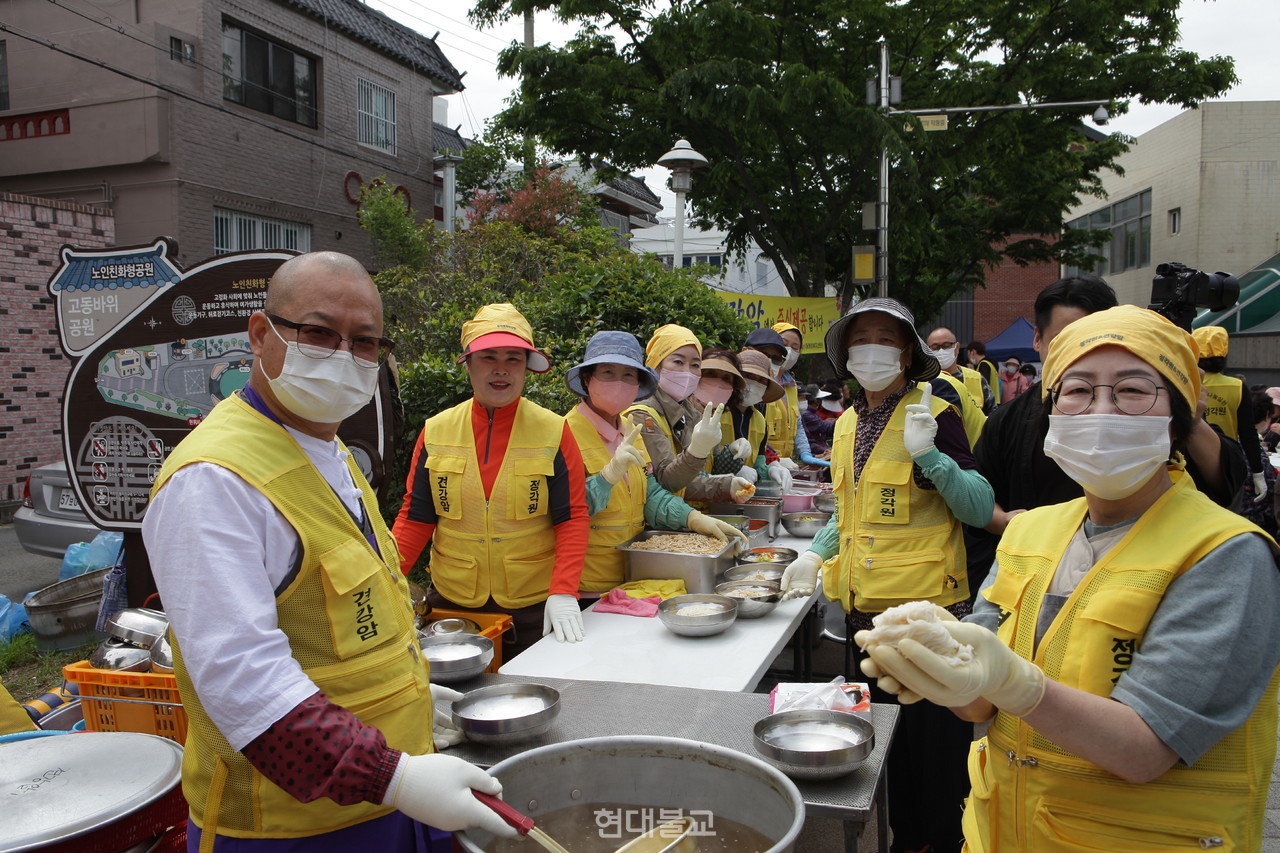 2022년 7월 진행된 부산 고동바위공원에서 진행된 지역 어르신 만발 공양. 향공 스님과 견강암 신도들이 동참했다. 