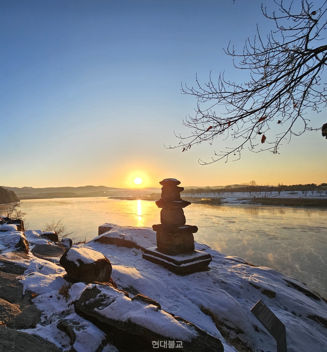 이른 새벽 신륵사에 들어서자 저 멀리 강 건너 황학산 봉우리 사이로 태양이 솟아올랐다. 하늘도, 땅도, 강도 온통 붉게 물드는 것은 찰나의 순간이다.