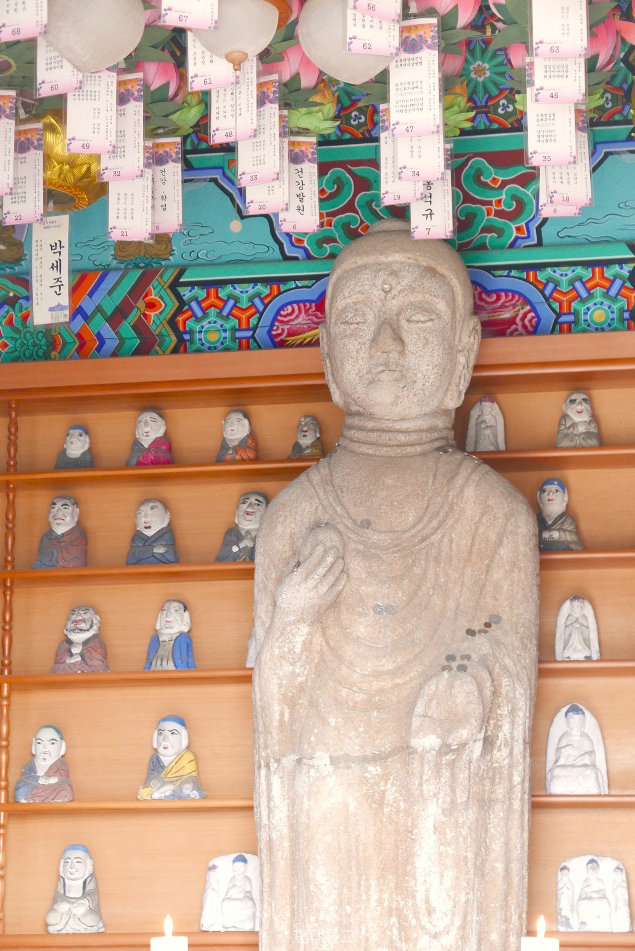 미륵전 문이 열리는 순간, 단아하고도 서늘한 석불 자태에 압도된다.