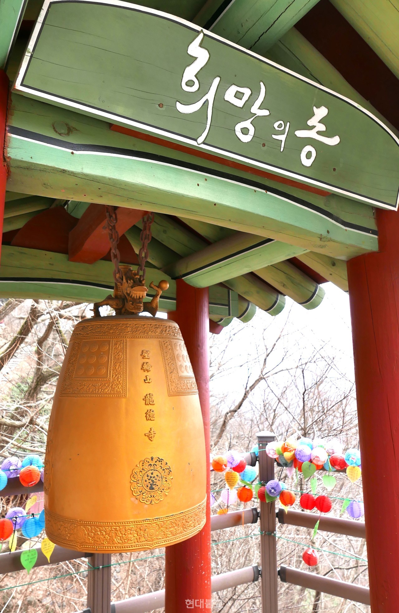 용굴 앞 누각 위에서 울리는 범종 소리가 산을 가득 메운다.