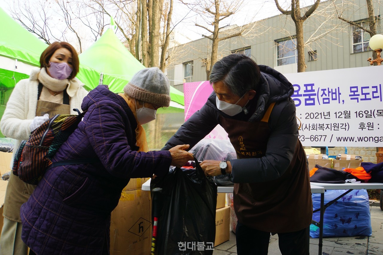민일영 전 대법관은 배식봉사와 함께 한겨울이 되면 동료들과 함께 방한용품을 기부하는 자비행을 수년 째 이어오고 있다.