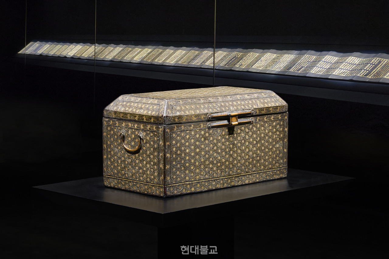 〈나전국당초문경함(螺鈿菊唐草文經函)〉, 고려 13세기 후반, 25.6×47.3×25.0cm, 개인 소장.사진 제공=리움미술관