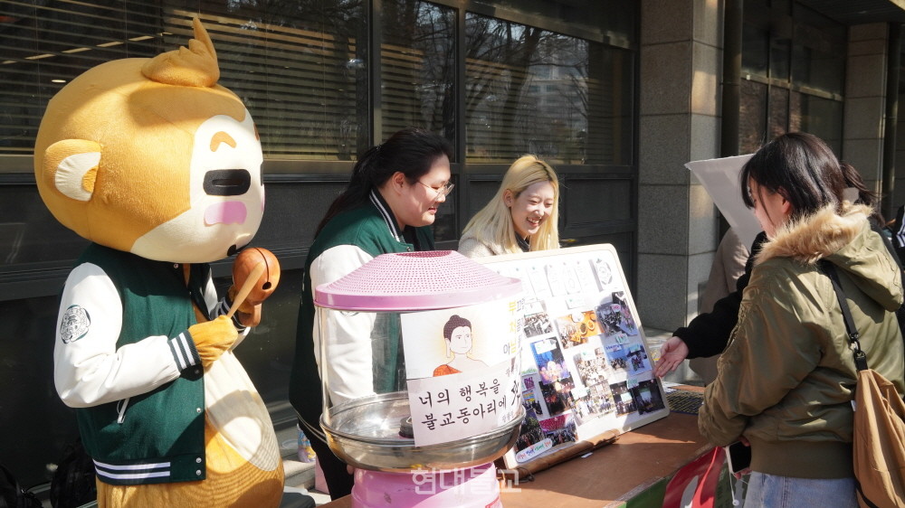 이화여대 불교학생회 신입 회원 모집 부스를 응원 방문한 유주연 회장.