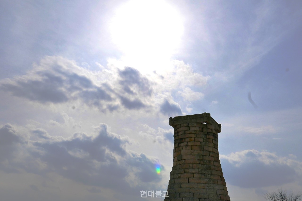 왕즉불(王不)의 시대 신라 선덕여왕 재위 시기 축조된 첨성대. 어떤 이들은 첨성대가 사바세계와 도리천을 잇는 관문이라 말한다.