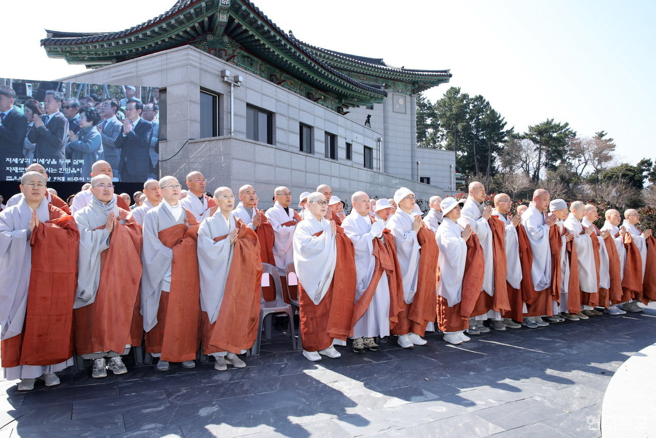 제막식은 평화와 화합 기원하는 화합재로 문을 열었다. 국내 15개 지원 지원장 스님, 승단 스님들이 참석했다.