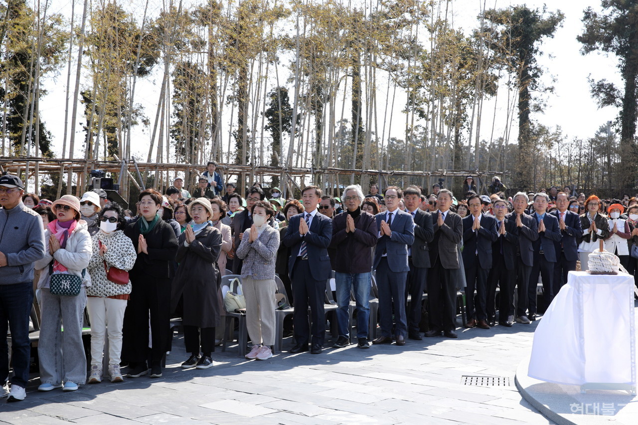 한마음선원 제주지원 도량탑 제막식에는 제주지원 신도 뿐만 아니라, 전국 지원에서 불사 회향을 축하하기 위해 신도들이 참석했다. 