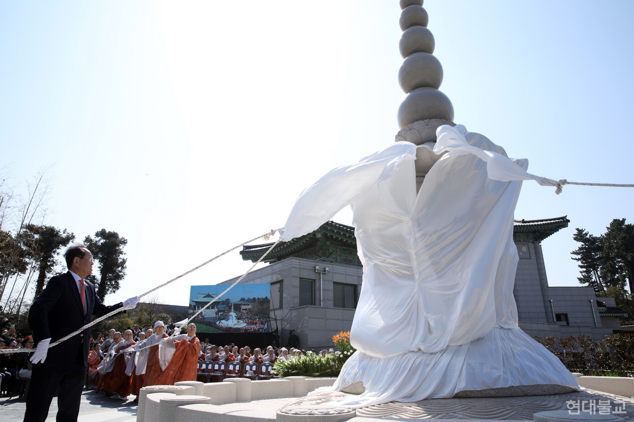 한마음선원 제주지원(지원장 혜묘스님)이 3월 22일 제주시 영평하동에 위치한 제주지원 대웅전 앞에서 도량탑 제막식을 거행했다. 한마음선원 이사장 혜수 스님을 비롯한 사부대중이 함께 도량탑 제막을 하는 모습.