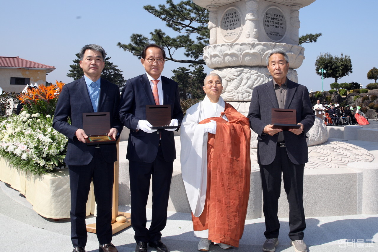 사진 왼쪽부터 탑 건설을 맡은 신한종합건설 고흥기 대표, 탑 설계를 맡은 건화건축사사무소 김기상 대표, 이사장 혜수 스님, 탑 자재를 맡은 보광석재 김한열 대표.