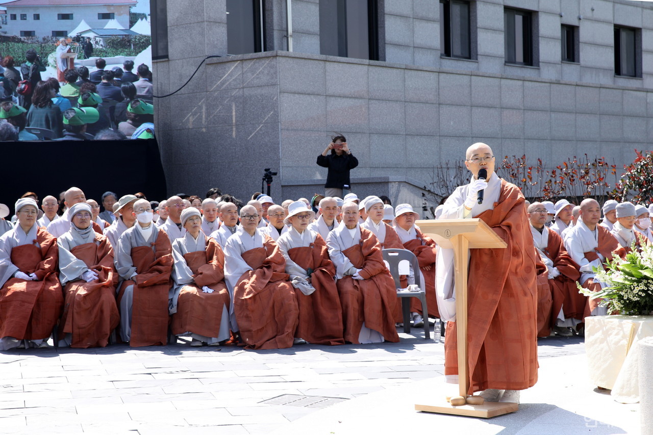 안양본원 주지 혜솔 스님은 구정탑 제막 후 역경을 함께 이겨낸 신도들에 대한 감사와 함께 미래를 준비하는 실천행에 대한 기대도 내비쳤다.