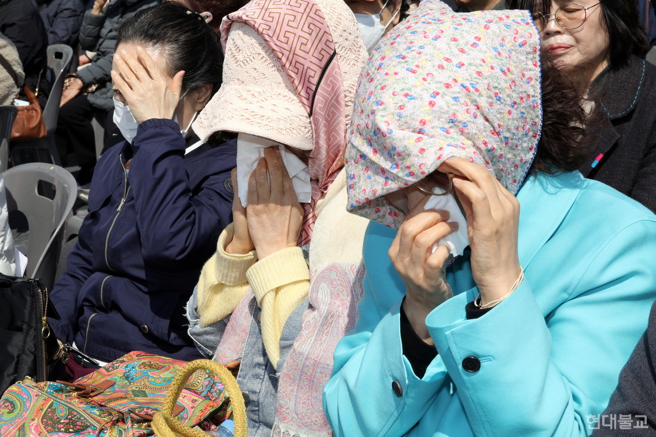 불사를 함께한 제주지원 신도들이 눈물을 훔치고 있다.