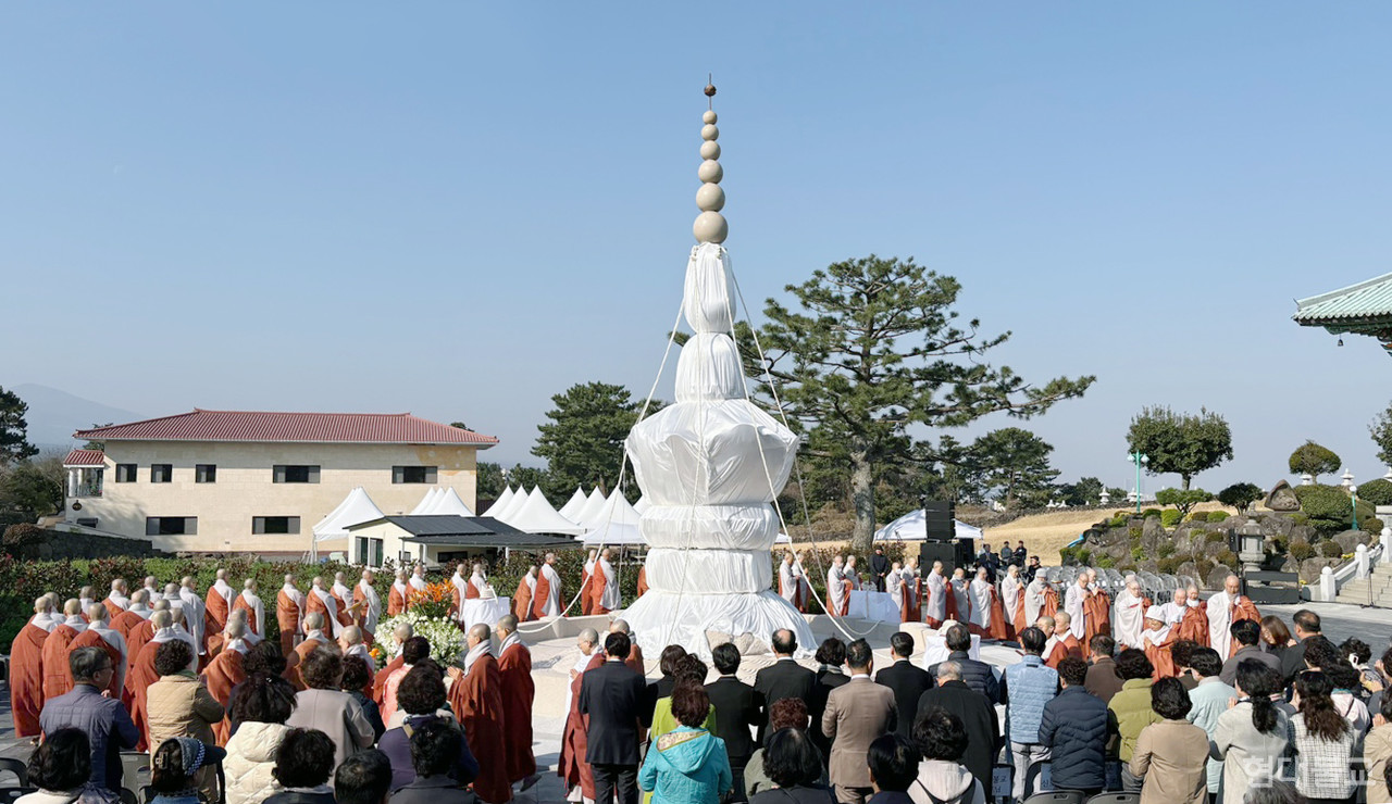 화합재에서 사부대중이 구정탑 탑돌이를 하고 있다. 나와 중생 모두가 구정토에 이르기를 발원하는 탑돌이다.
