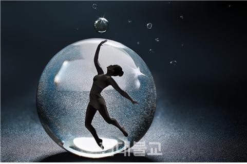 초대형 여의주, 몸이 펄럭하며 사라진 자리에 거대한 여의주가 나타난다. ⓒ강소연