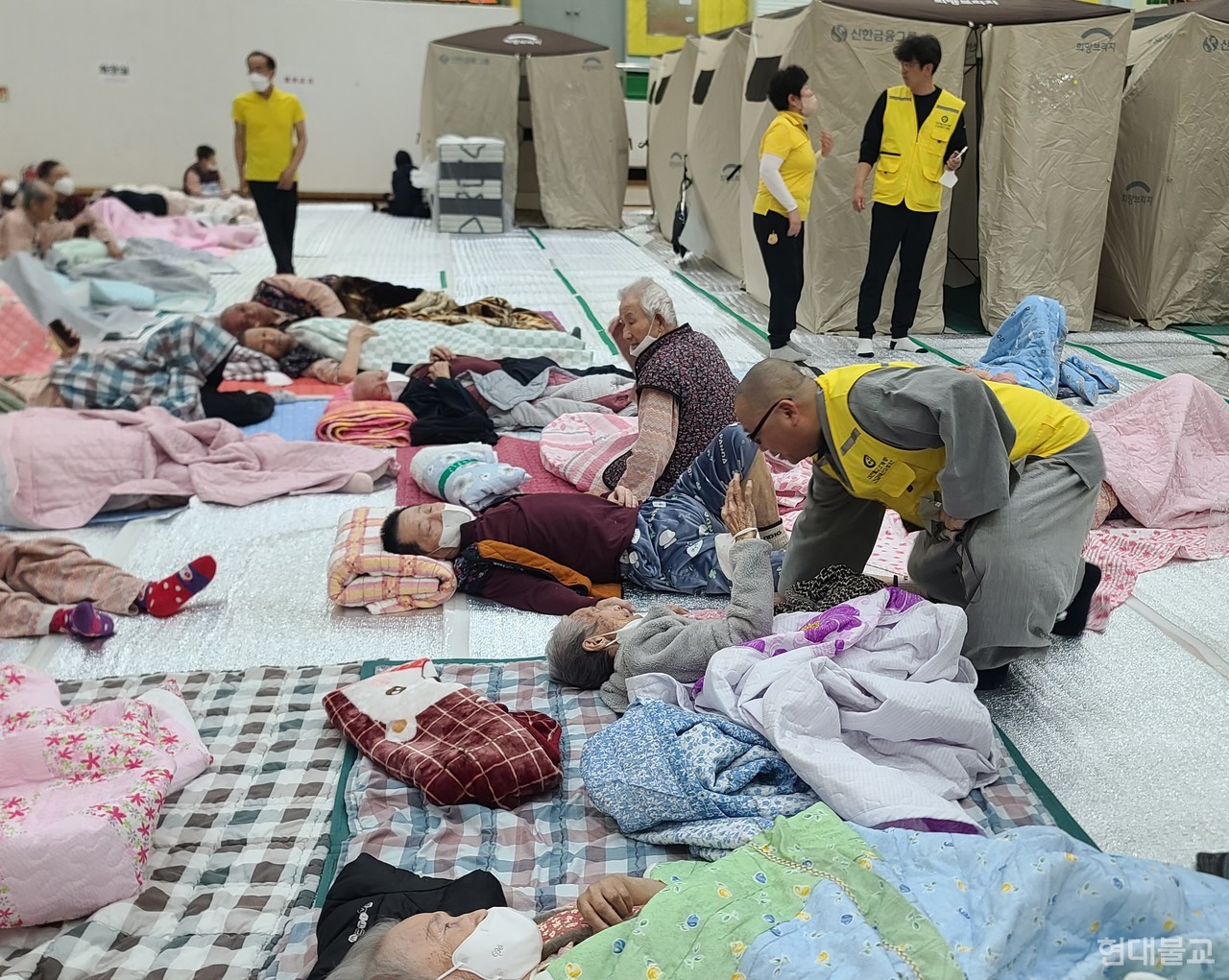 조계종 사회복지재단 사무처장 덕운 스님은 경북 의성 산내체육공원 대피소를 방문해 지역민들을 살피고 물품을 전달했다.