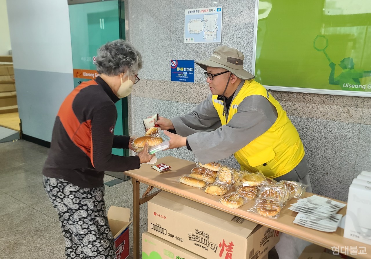 조계종 사회복지재단 사무처장 덕운 스님은 경북 의성 산내체육공원 대피소를 방문해 지역민들을 살피고 물품을 전달했다.