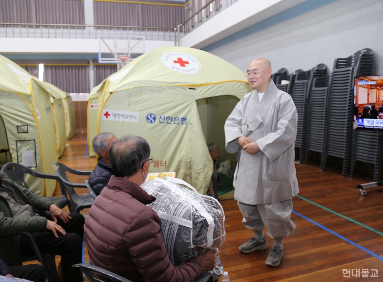 묘장 스님은 이재민들을 직접 만나 따뜻한 위로를 건넸다.