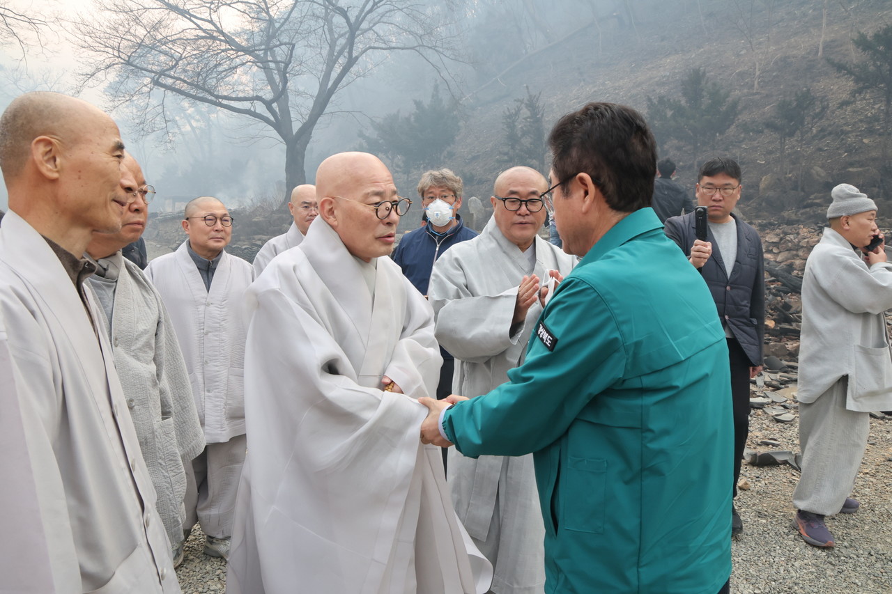 총무원장 진우 스님이 고운사 현장에서 이철우 경북도지사와 인사를 하고 있다. 사진= 조계종 기획실