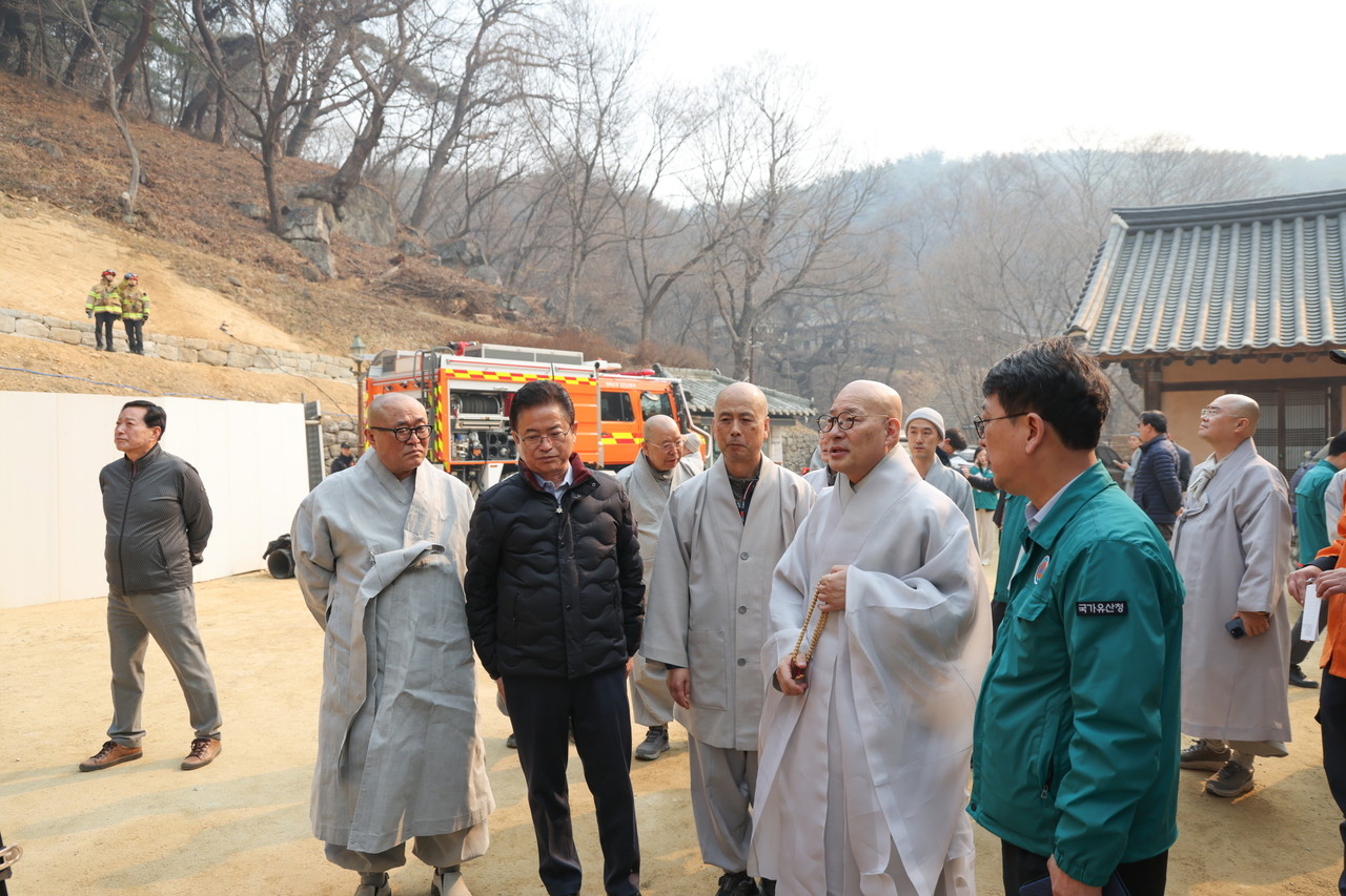 안동 봉정사를 찾은 진우 스님이 최응천 국가유산청장과 함께 화재 방지 대책을 살펴보고 있다. 사진=조계종 기획실