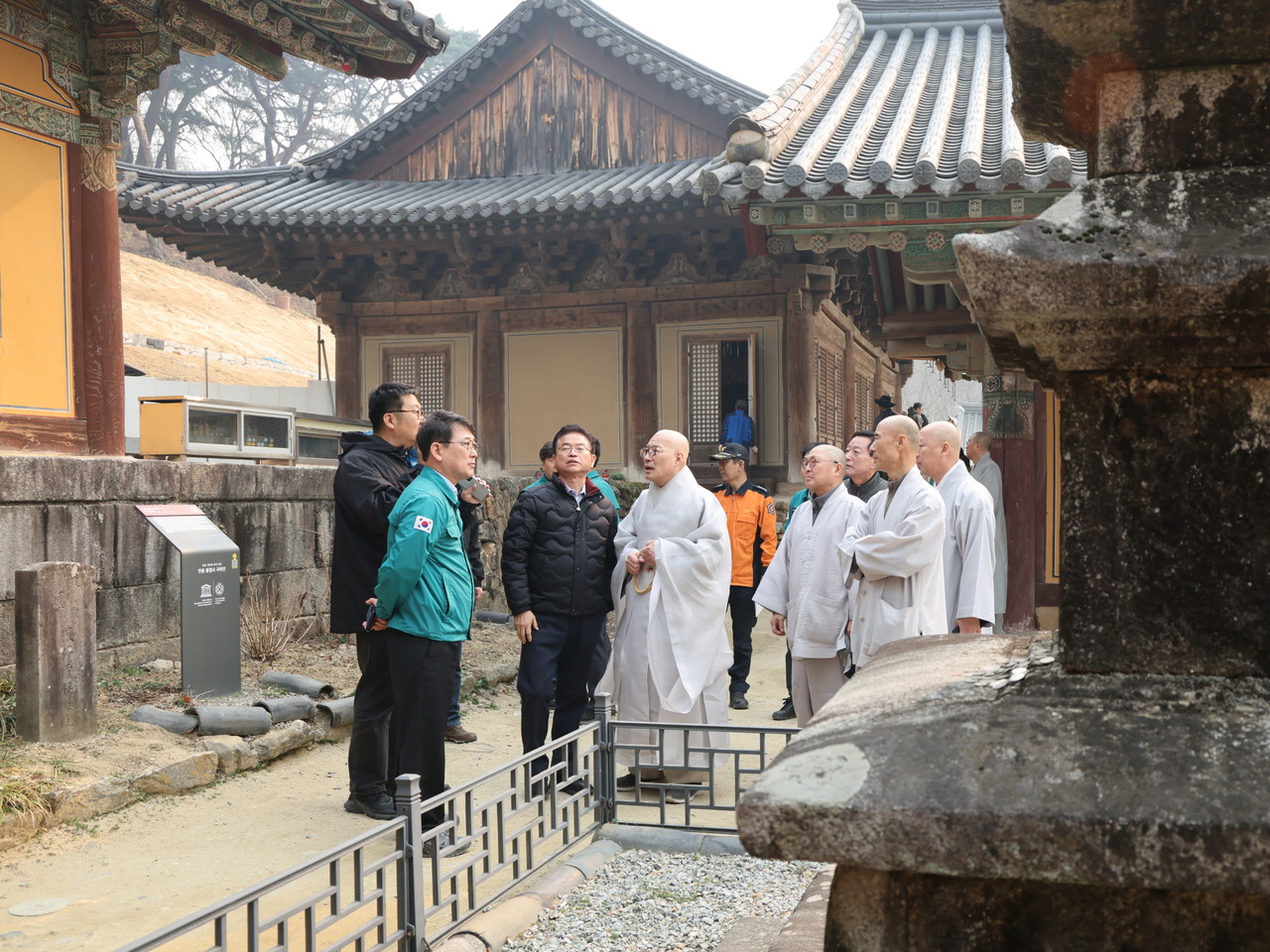 안동 봉정사를 찾은 진우 스님이 최응천 국가유산청장과 함께 화재 방지 대책을 살펴보고 있다. 사진=조계종 기획실