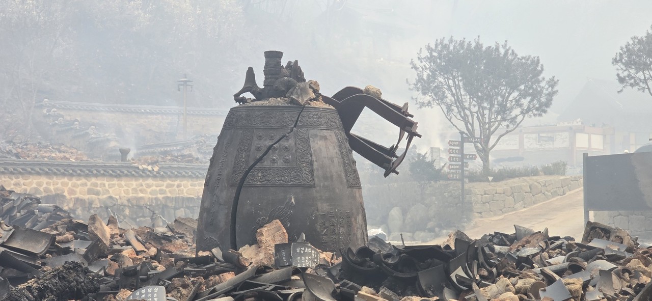 3월 26일 의성 고운사 산불 피해 현장 모습. 남아 있는 범종의 모습이 안타깝다. 사진제공=오심 스님