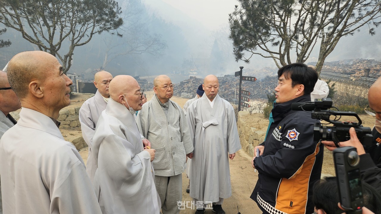 진우 스님은 산불 진화에 노력 중인 유관기관과 사찰의 노고에 감사를 전했다. 조계종 제공