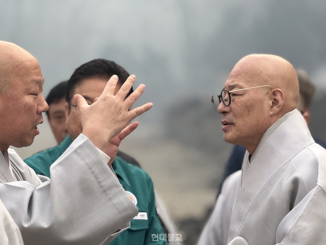 진우 스님이 고운사 피해 현황을 확인하고 있다. 조계종 제공.