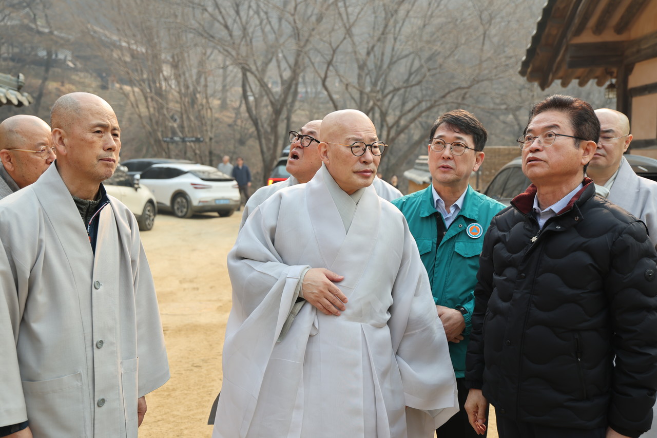 진우 스님은 화재 피해가 우려되는 안동 봉정사를 방문해 최응천 국가유산청장과 화재 대비 현장을 점검했다. 조계종 제공.