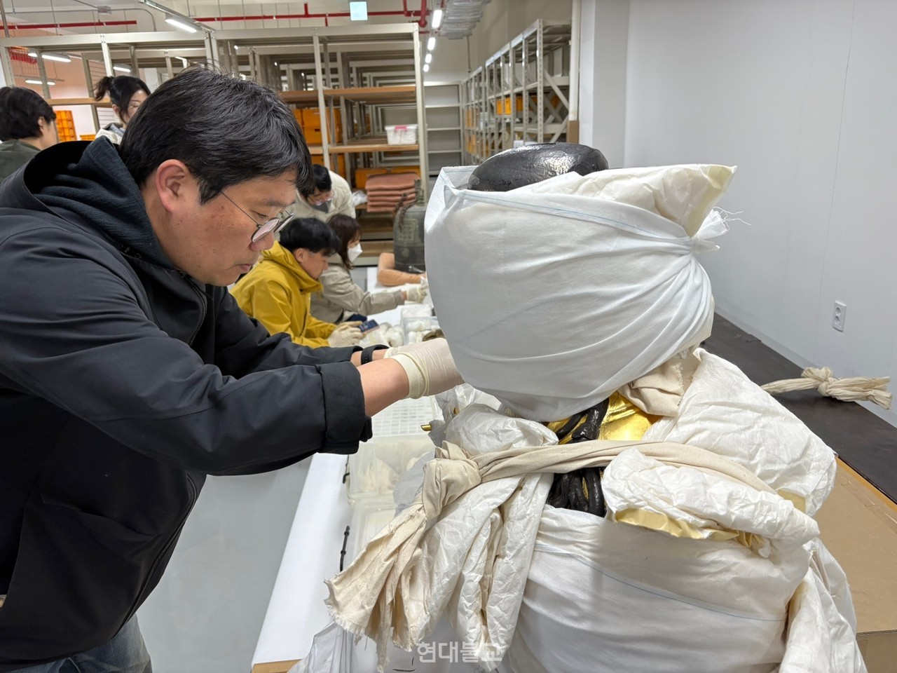 국가유산청 관계자들이 봉정사 불교문화유산들을 안전지대로 이운하기 위해 작업을 하고 있다 사진=국가유산청