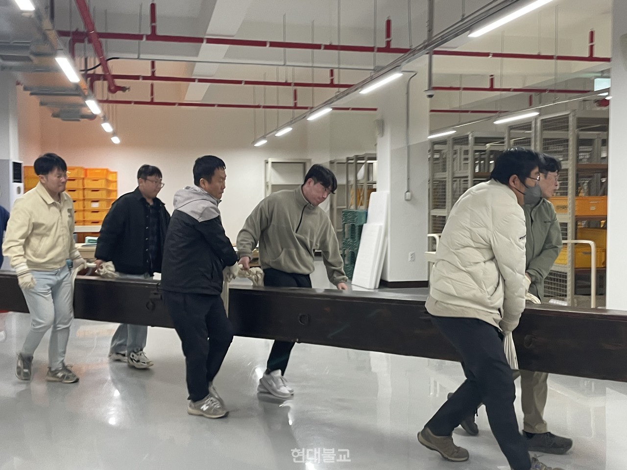 국가유산청 관계자들이 봉정사 불교문화유산들을 안전지대로 이운하기 위해 작업을 하고 있다 사진=국가유산청