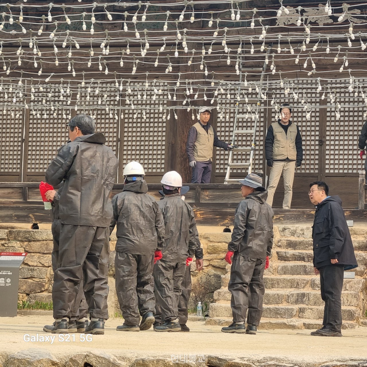 봉정사 대웅전 현판 이운을 위해 준비 중인 국가유산청 관계자들