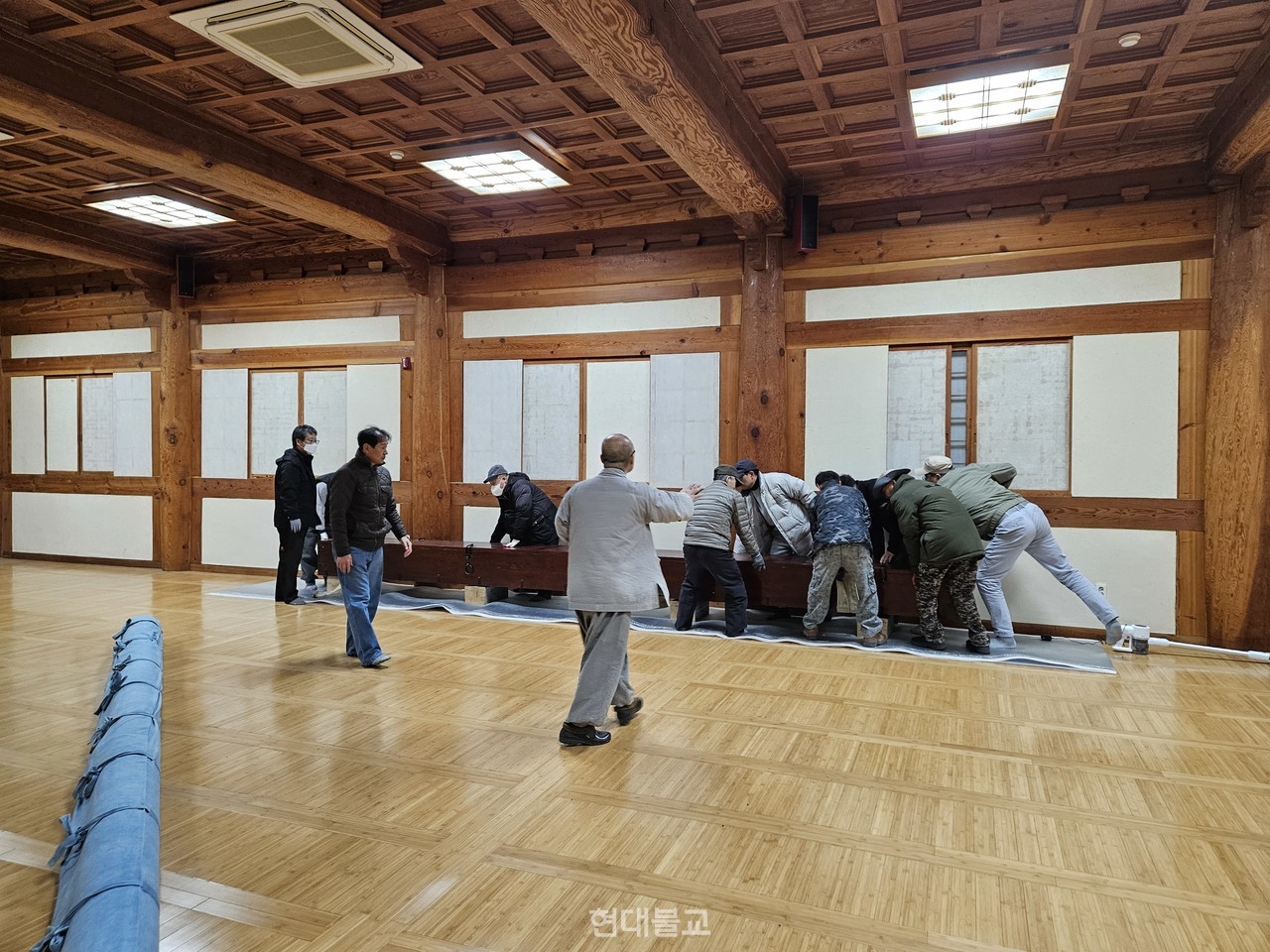 국가유산청 관계자들이 영주 부석사  불교문화유산들을 안전지대로 이운하기 위해 작업을 하고 있다 사진=국가유산청