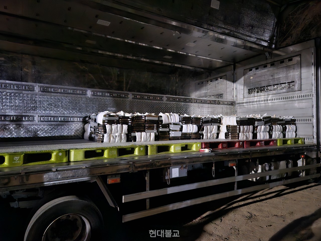 영주 부석사 불교문화유산들이 안전지대로 이운되기 위해 무진동 차량에 옮겨지고 있다. 사진=국가유산청