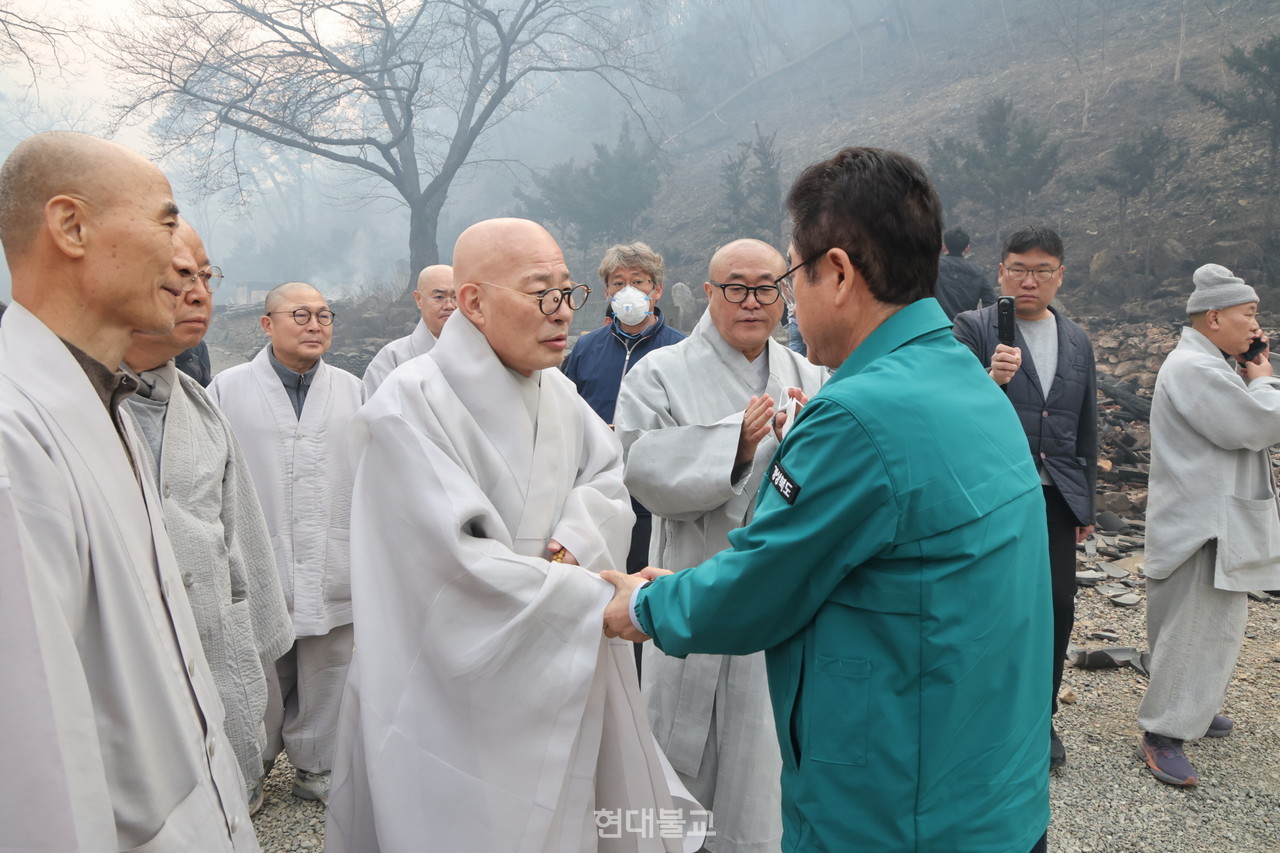 조계종 총무원장 진우 스님은 제8교구본사 직지사 주지 장명 스님, 중앙종회 문화분과위원회 오심 스님, 문화부장 혜공 스님, 이길수 대한불교청년회장, 장정화 전 대한불교청년회장과 함께 3월 26일 7시 30분 의성 고운사를 방문했다. 사진제공=조계종 기획실