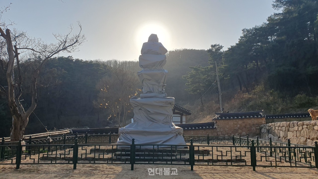 군위 지보사 석탑에 방염포 포장이 돼 있다. 사진제공=국가유산청