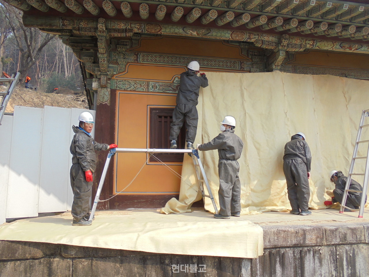 안동 봉정사 전각에 방염포가 포장되고 있다. 사진제공=국가유산청