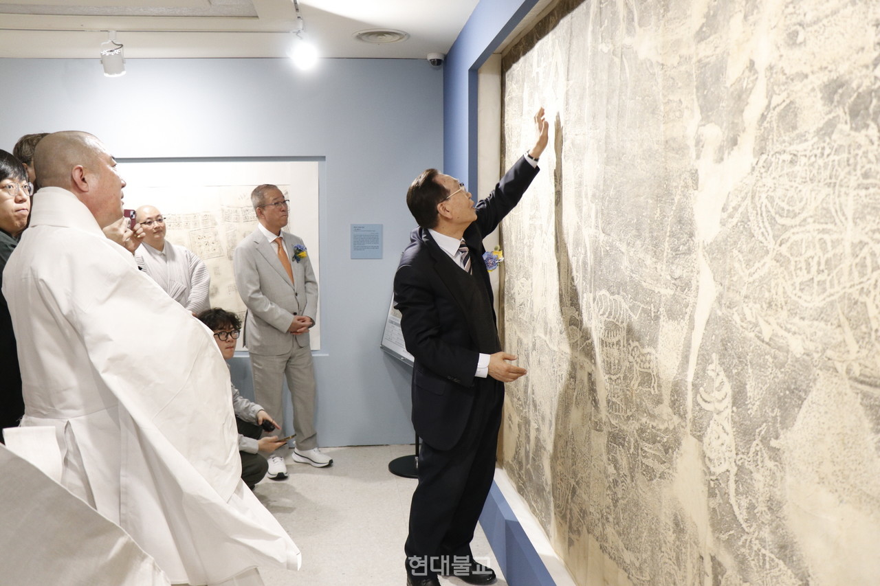 문명대 명예교수가 동국대 박물관 특별전 개막식에서 자신이 발견한 대곡리 암각화에 대해 설명하고 있다. 