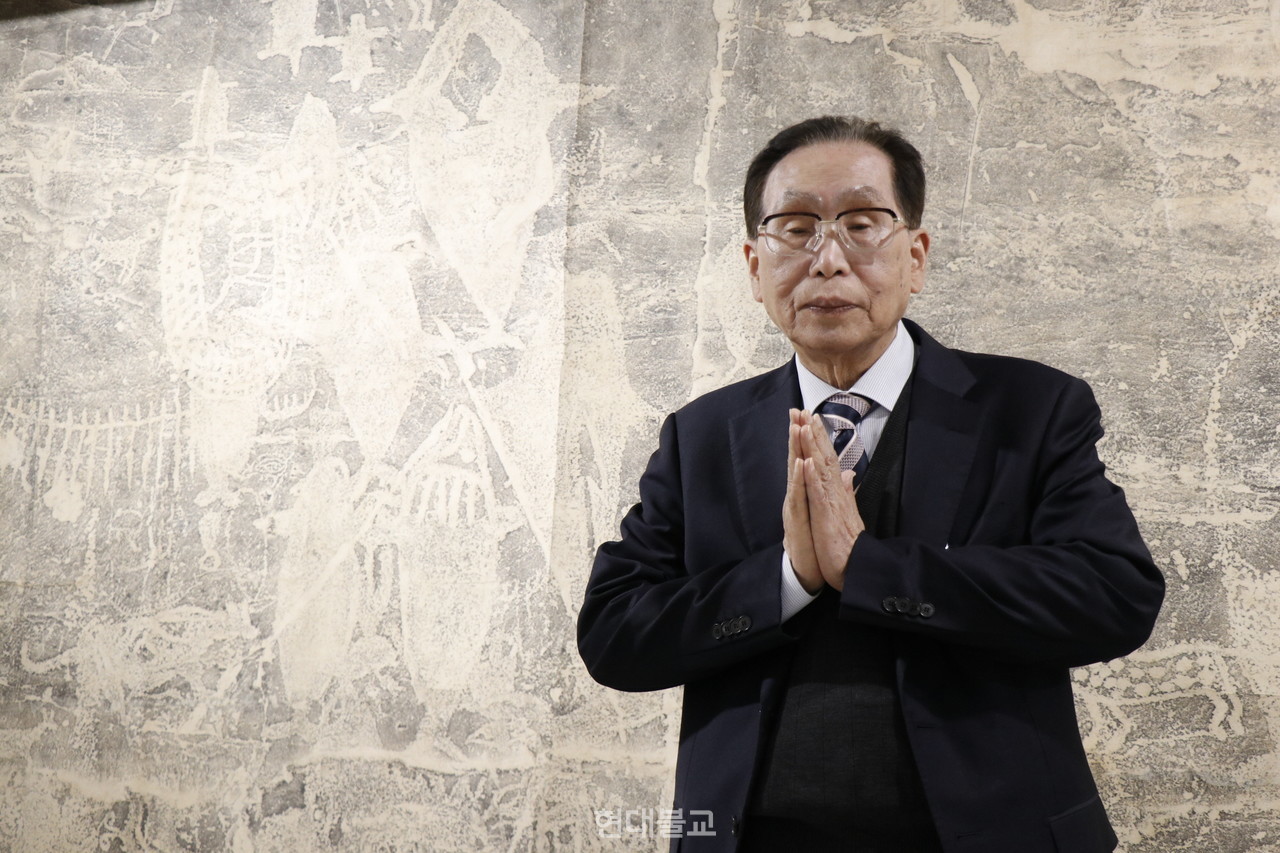 문명대 명예교수는…1941년 출생으로, 경북대 사범대 역사교육학과를 졸업하고, 동국대 대학원에서 ‘석굴암 불상조각 연구’에서 박사학위를 받았다. 동국대 대학원 박사과정 중 울산 천전리, 대곡리 선사 암각화를 발견해 학계의 주목을 받았다. 동국대 교수로 재직하면서는 러시아 연해주 발해사원지 발굴, 파키스탄 탁실라 간다라 유적 발굴 등을 진행하는 등 많은 발굴 성과를 냈다. 정년퇴임한 2006년 이후에는 지금까지 한국미술사연구소장을 맡으며, 왕성한 연구·집필활동을 이어가고 있다. 〈한국조각사〉 〈한국의 불화〉 〈한국불교미술사〉 등 50여 편의 저서와 300여 편의 논문을 집필했다. 불교미술시학 연구발전 공로로 지난해 은관문화훈장을 받았다.