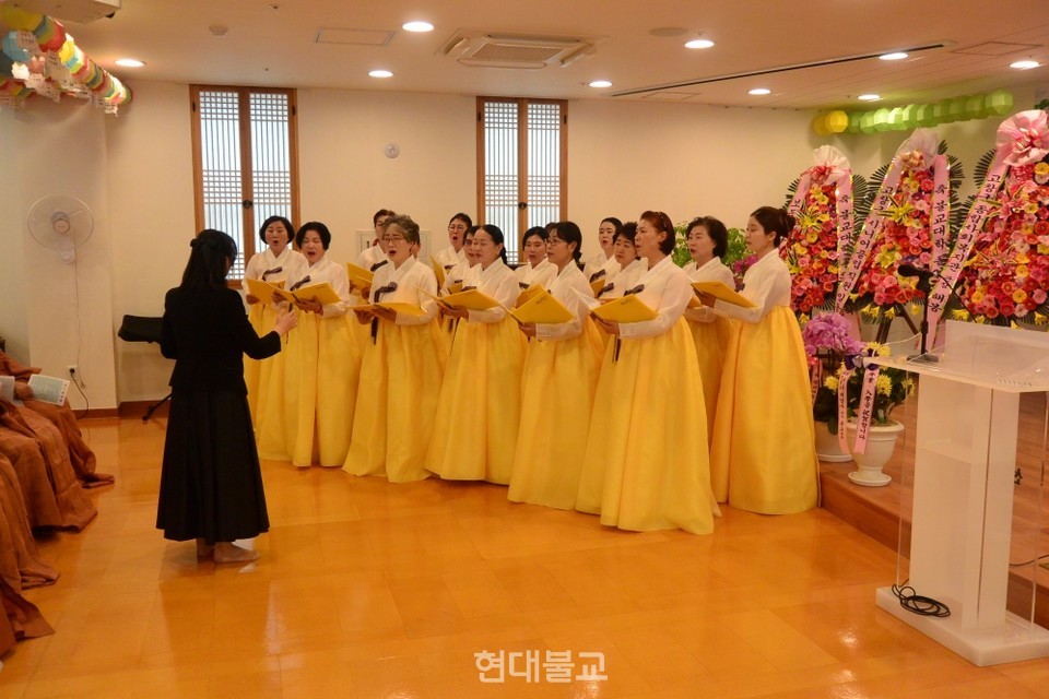 선운사 보은합창단은 축가를 불러 졸업생들과 입학생들을 축하했다