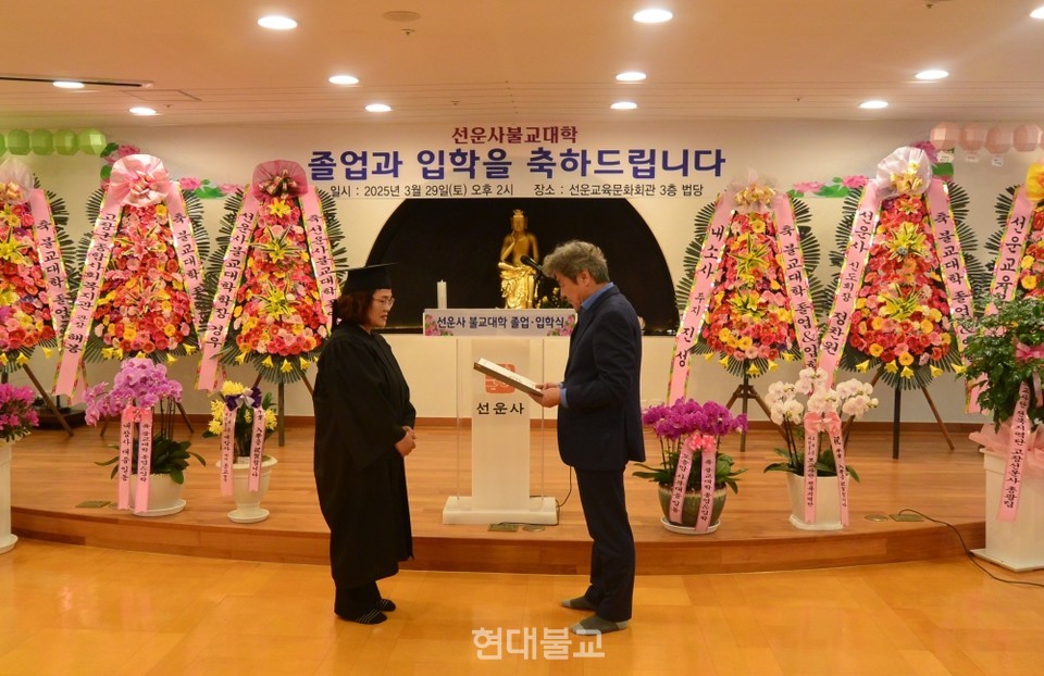 정찬원 선운사 총신도회장이 신도회장상을 수상한 불자를 시상하고 있다