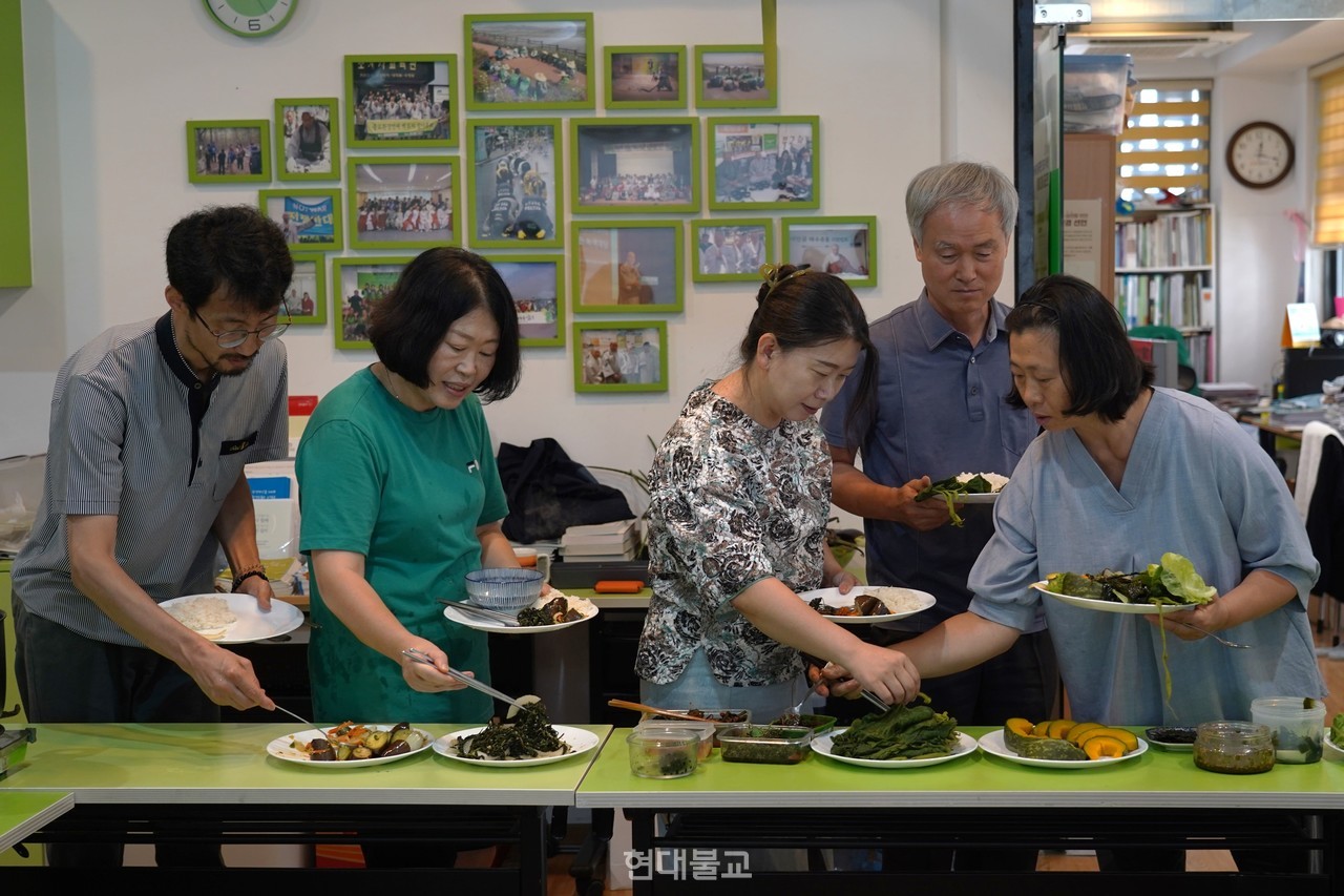 유정길 대표는 사찰이 무소유 마켓과 한끼 채식하기, 일회용품 줄이기 같은 환경 실천 운동의 구심점이 되어 주길 당부했다. 사진은 불교환경연대와 신대승네트워크의 채식 나눔 ‘수요밥상’. 현대불교 자료사진