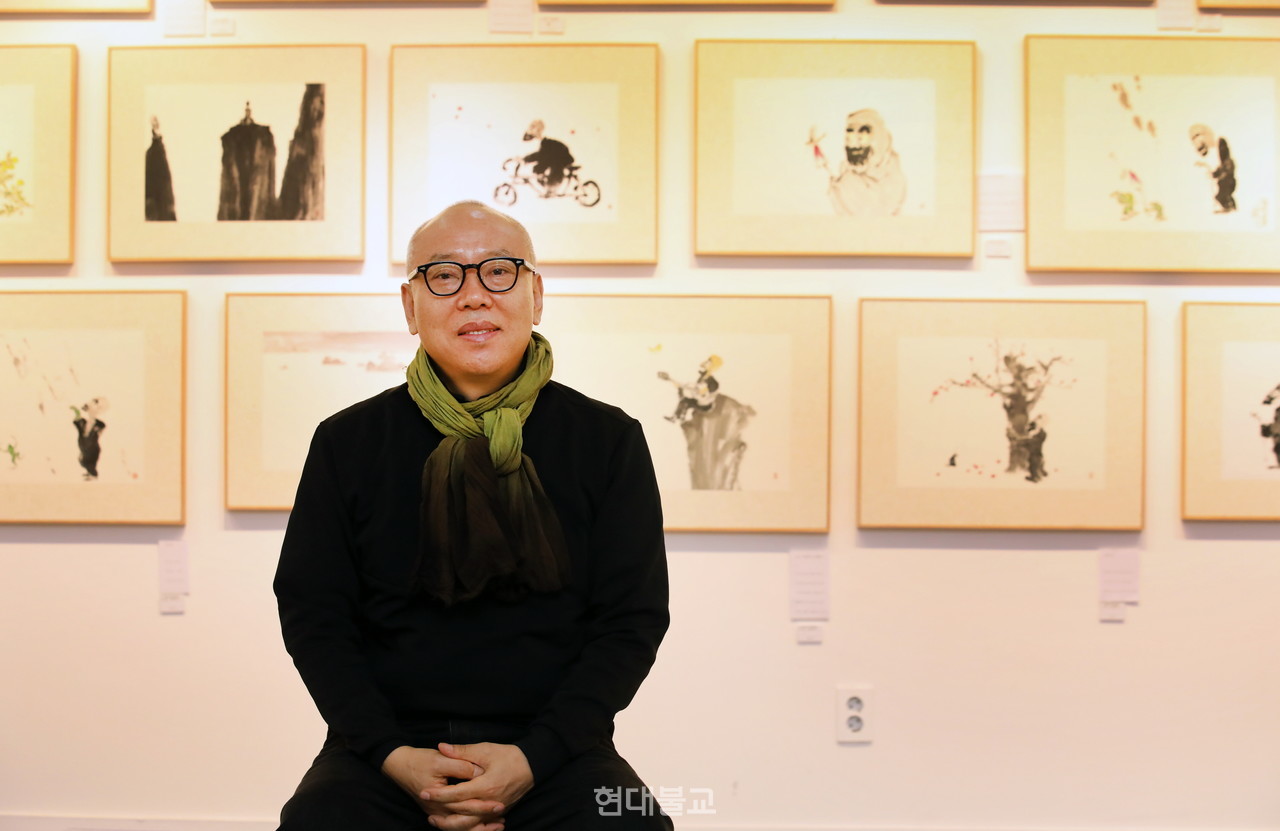 김양수 화백은…동국대학교와 중국 중앙미술대학을 졸업한 후 대학에서 제자들에게 그림을 가르치며 화가의 길이 무엇인지 고민하는 시간을 가졌다. 그동안 40회의 국내외 개인전을 열었고, 틈틈이 글쓰기에 열중하여 선시화집 〈산 아래 집 짓고 새벽별을 기다린다〉 등을 출간했다.   사진=박재완 기자