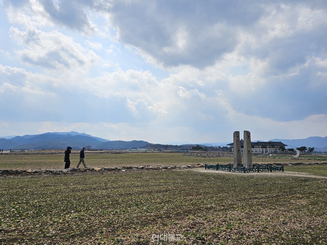 분황사 도량 밖 드넓은 대지에는 청보리밭이 끝도 없이 펼쳐진다. 이제 막 모습을 드러낸 청보리싹이 드넓은 유적지를 자분자분 덮어나가는 계절이다.