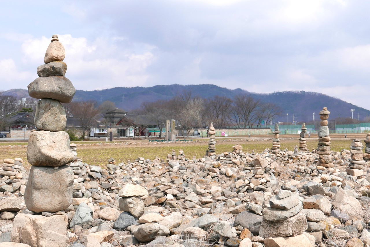 돌탑과 분황사.