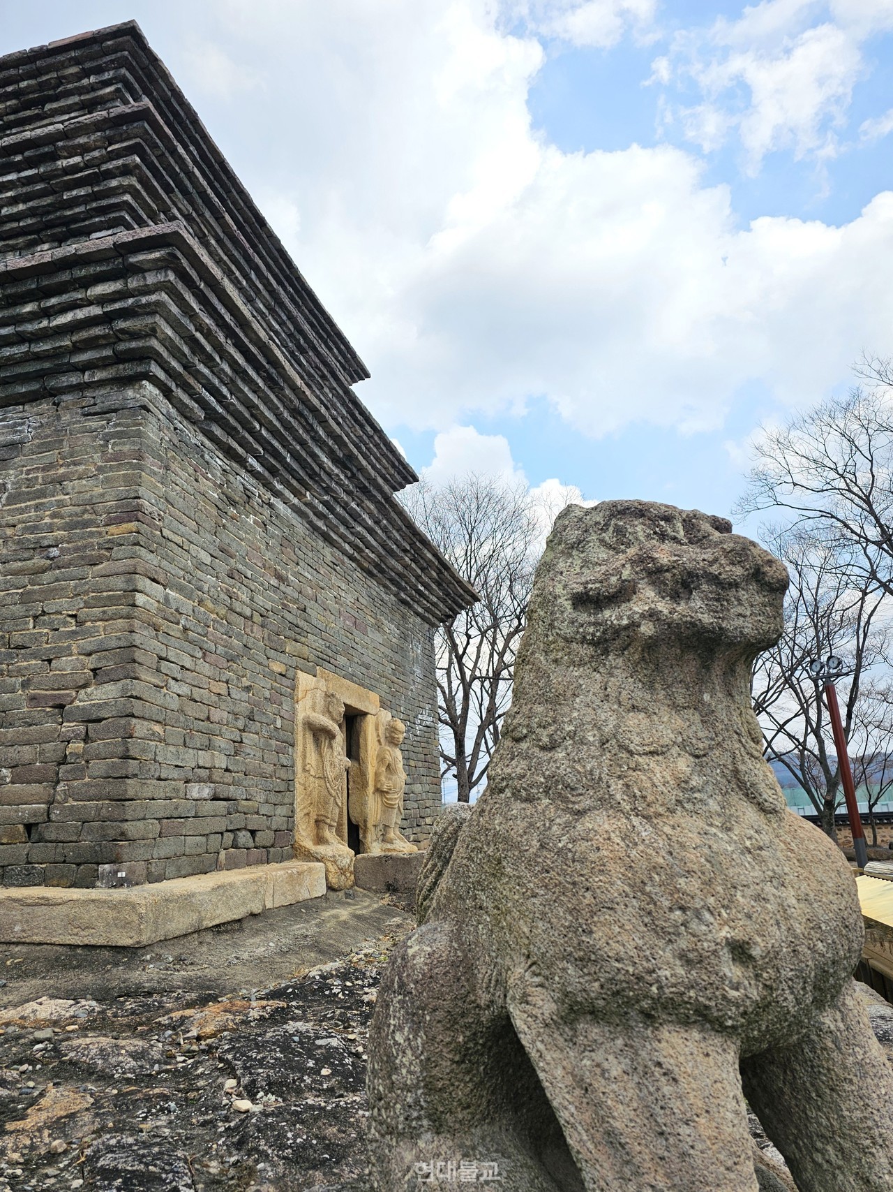 분황사 모전석탑과 사자상.